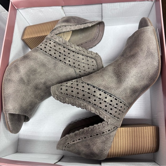 Fergie Harrison Suede Leather Doe Open Toe Bootie Block Heel Size 11 M - Picture 3 of 10